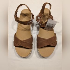 Adrienne Vittadini Platform Sandals Tan 8M